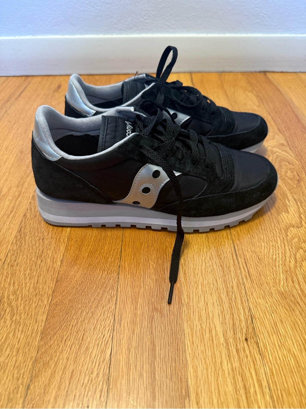 Saucony Womens Black & Gray Retro Runner Sneakers